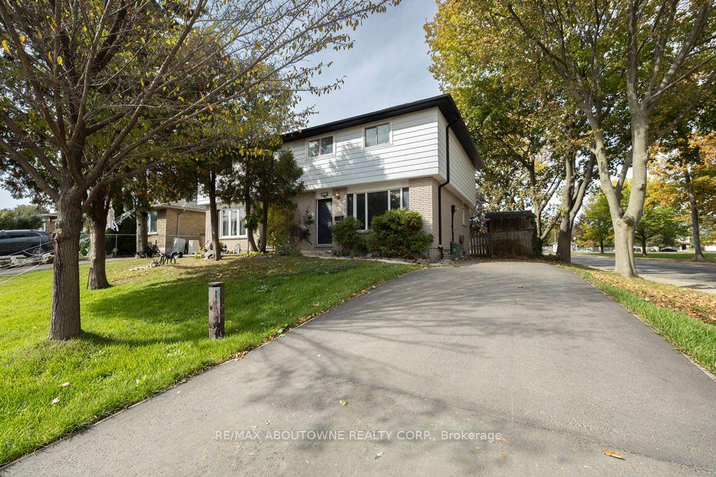 4 Glamis Court, Hamilton, ON L9C 6B3 property