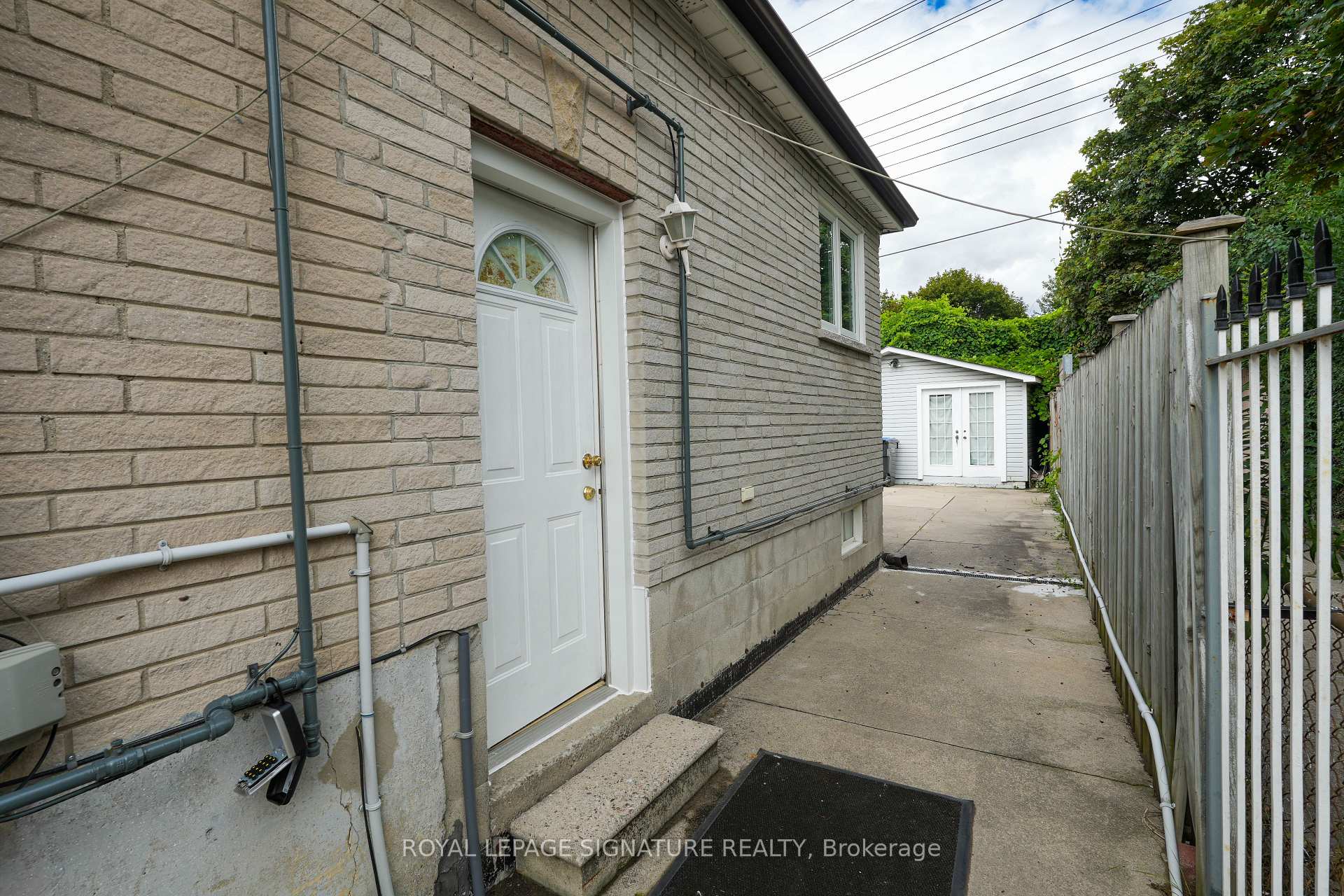 674 Abana Road Lower, Mississauga, ON L5A 1H4 property